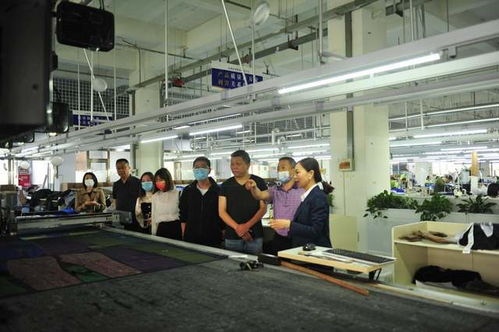 揭示新穎的標格 呈現(xiàn)別樣的情調(diào) 成都服裝 服飾 行業(yè)協(xié)會黃文章會長一行赴格調(diào)服飾公司考察交流